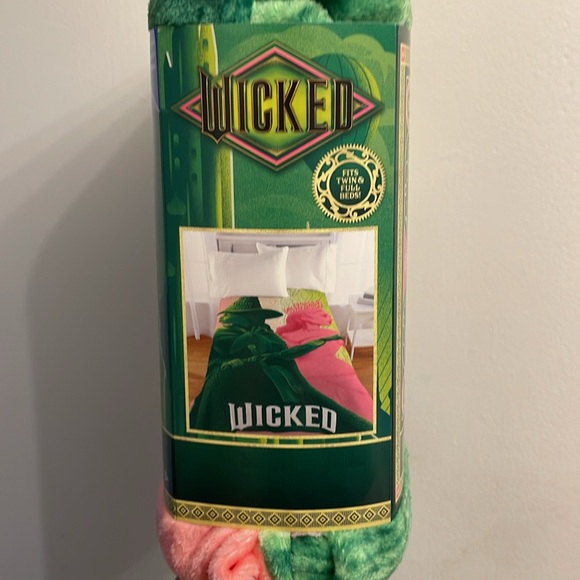 Last 1❗️ WICKED Full sized Plush blanket - Picture 6 of 6
